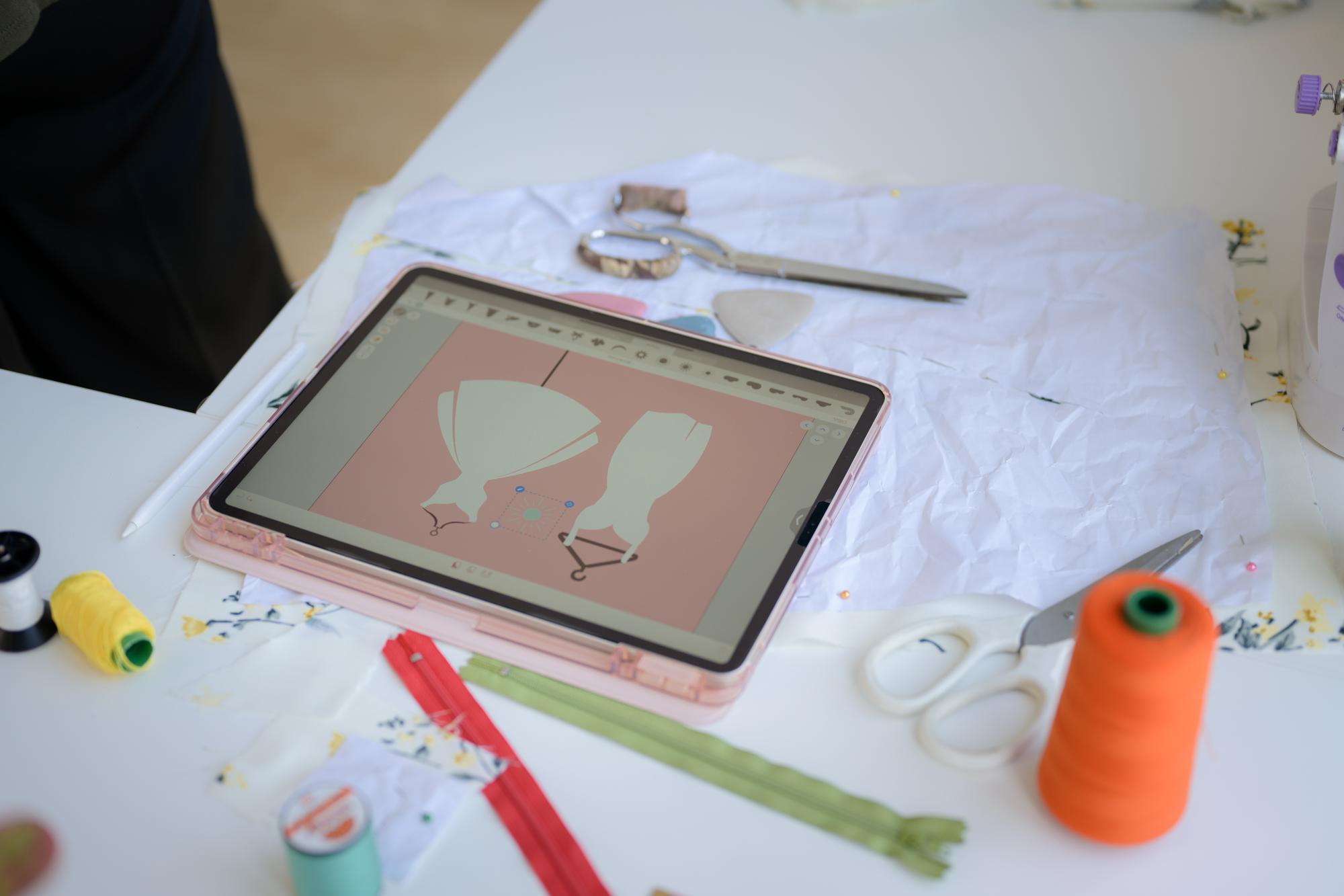 bozzetto digitale e campione ricamato